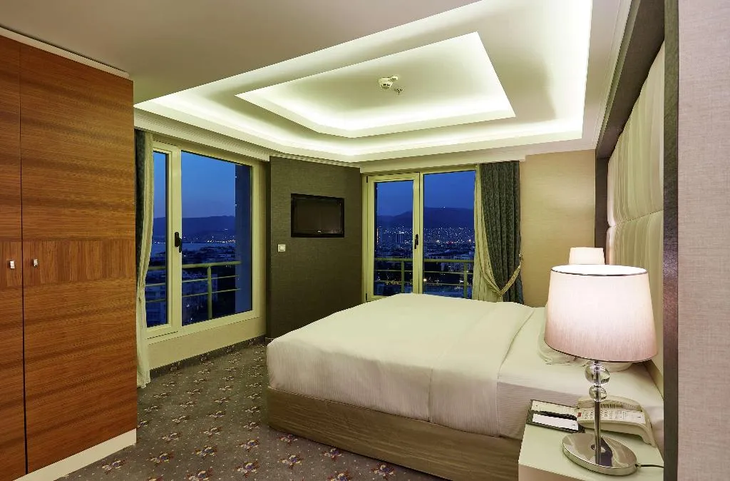 Room KING SIZE BED Room, DoubleTree By Hilton Izmir Alsancak, Izmir