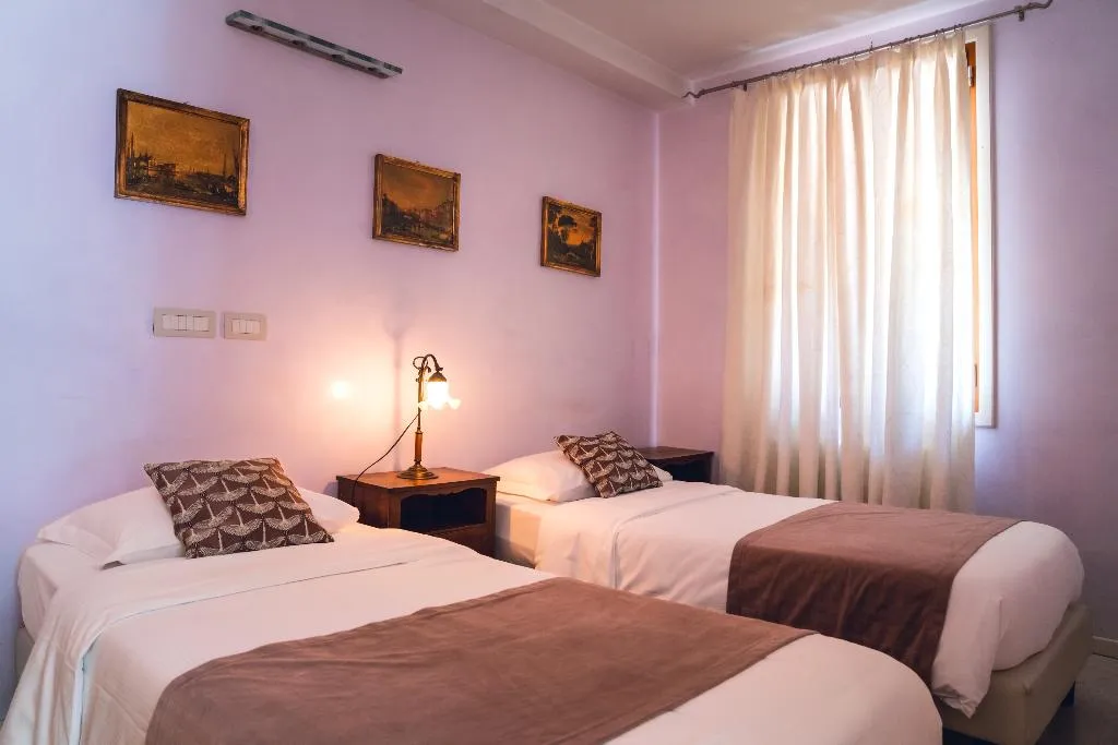FAMILY ROOM TWO BEDROOMS ONE BATHROOM Room, Palazzo Sanluca, Venice