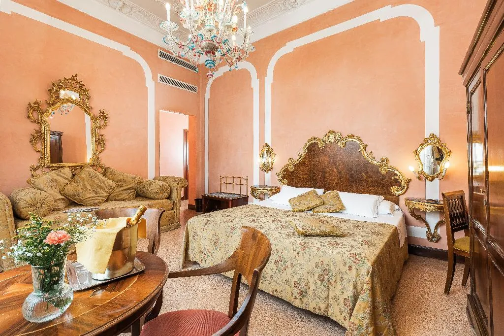 Double or Twin DELUXE CANAL VIEW Room, San Moise, Venice