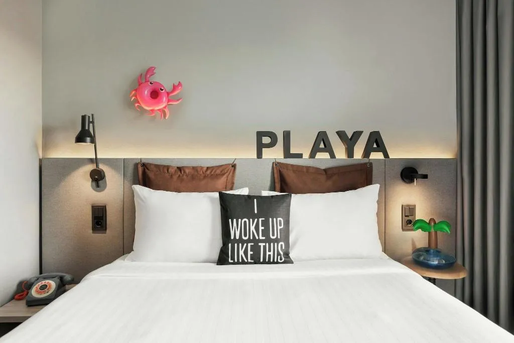 DOUBLE QUEEN SIZE BED Room, Moxy Barcelona, Barcelona