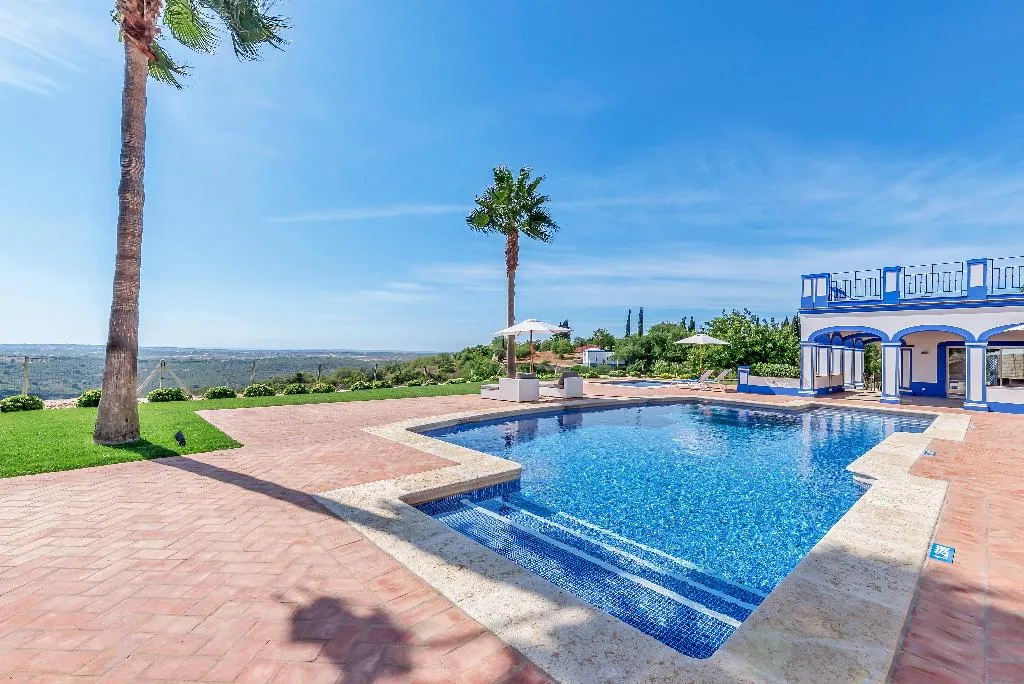 VILLA FIVE BEDROOMS TWO BATHROOMS Room, Shantivillas, Algarve