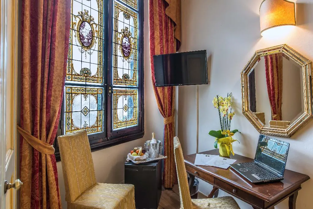 DOUBLE STANDARD Room, Paris, Florence