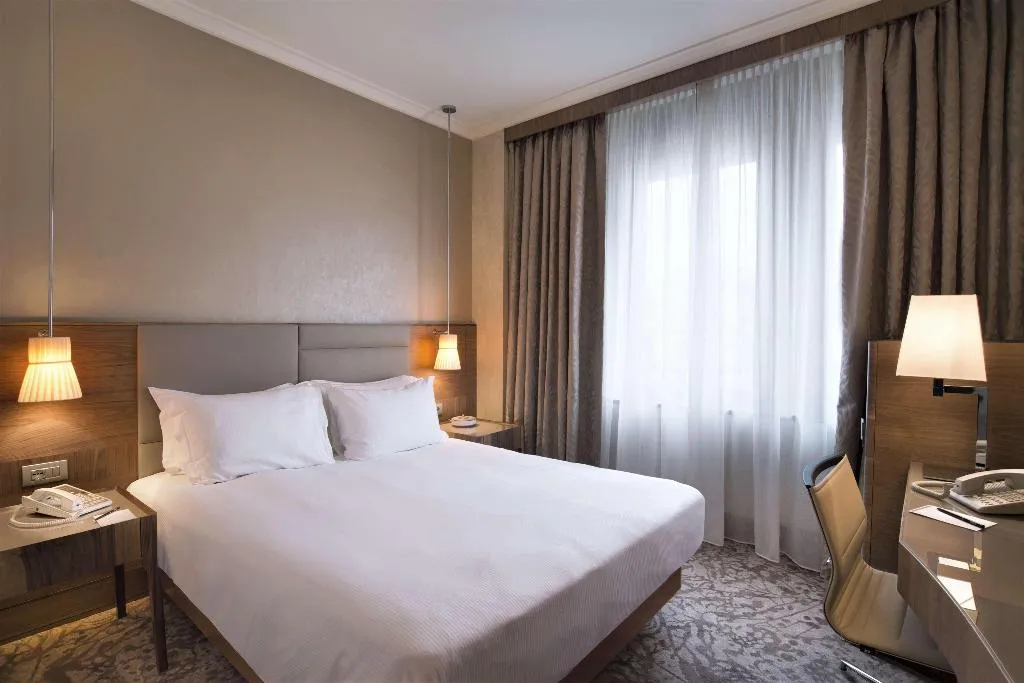 DOUBLE GUEST ROOM KING BED Room, Hilton Milan, Milan