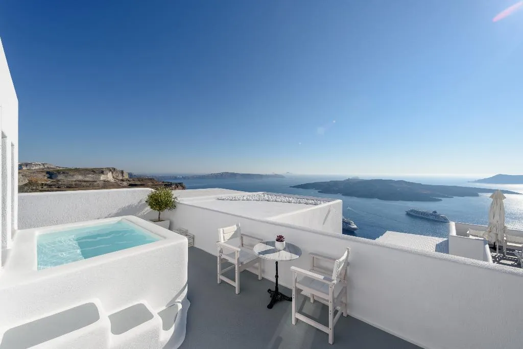 SUITE WITH JACUZZI Room, Kamares Apartments, Santorini