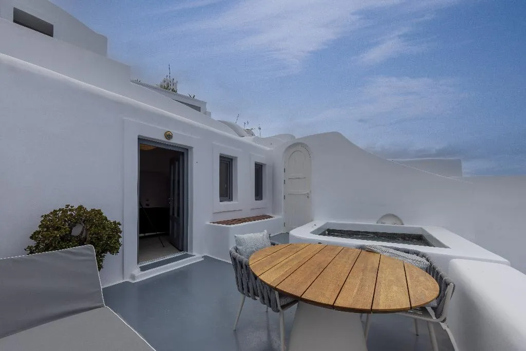 HOUSE WITH JACUZZI Room, IKIES Santorini, Santorini