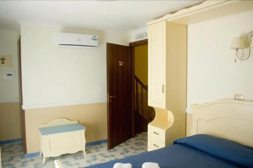 Room, Bed And Breakfast Medea, Naples