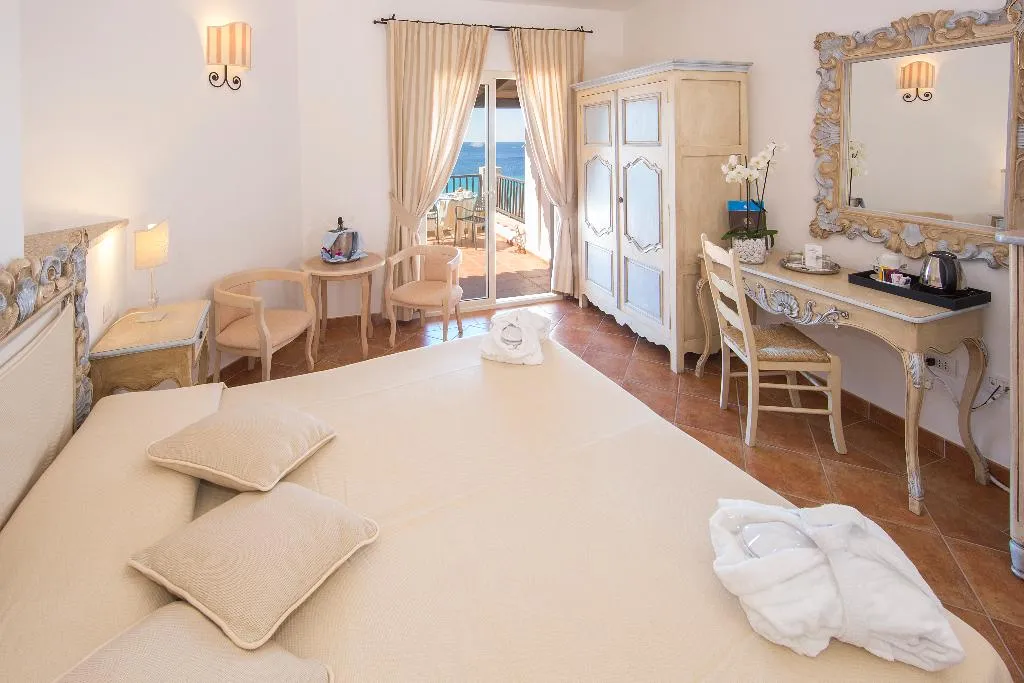TRIPLE DELUXE Room, Colonna Grand Hotel Capo Testa, Olbia