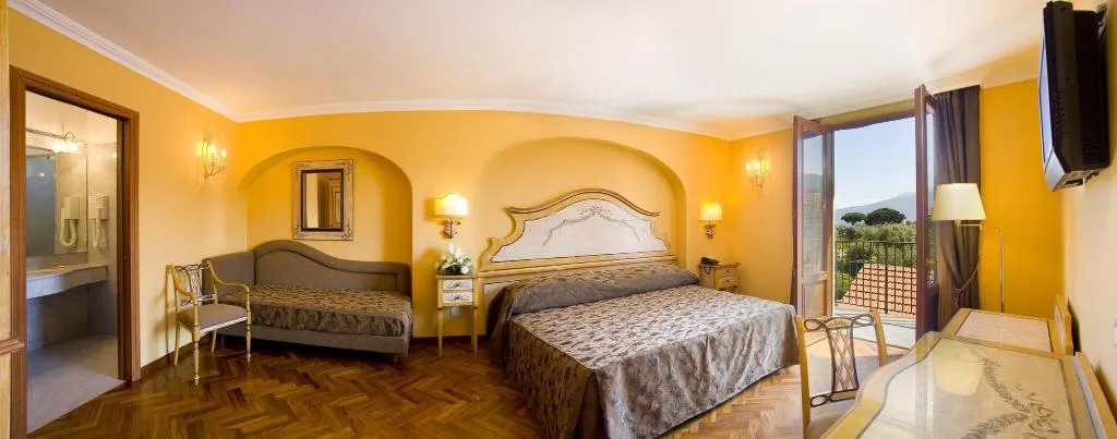 TRIPLE DELUXE SEA VIEW Room, Hotel Palazzo Guardati, Naples
