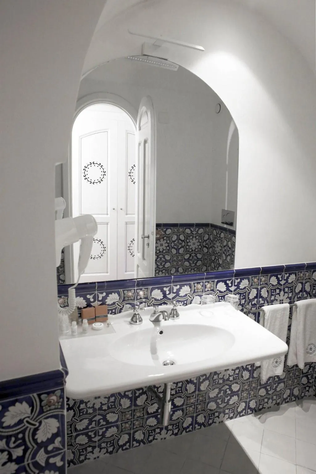 DOUBLE PREMIUM KING BED Room, Hotel Palazzo Confalone, Naples