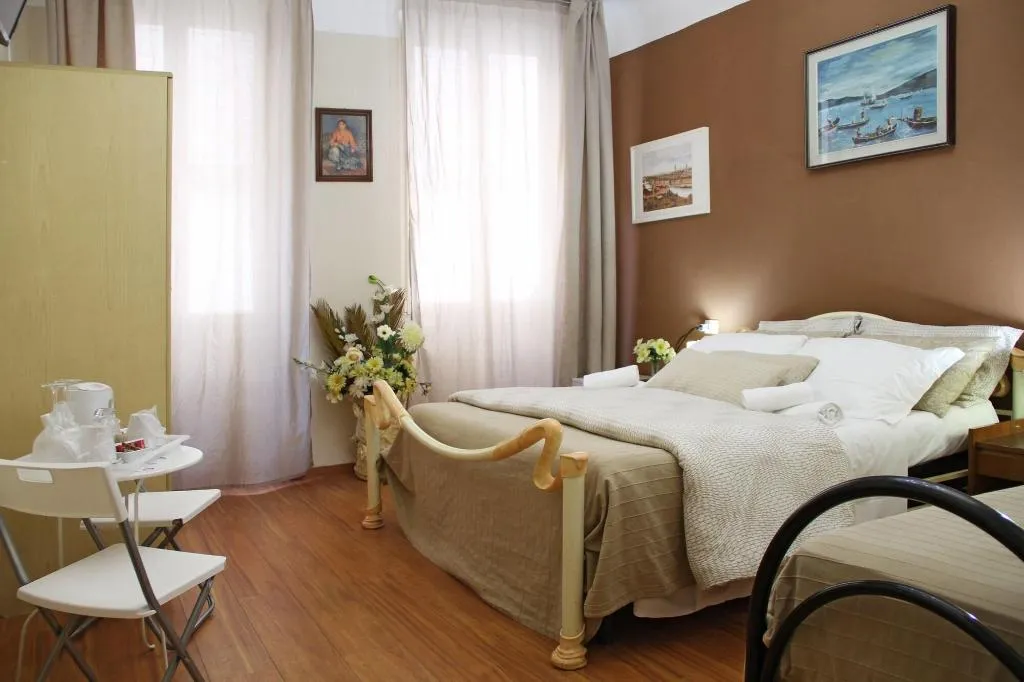 Room, Central Beds, Florence