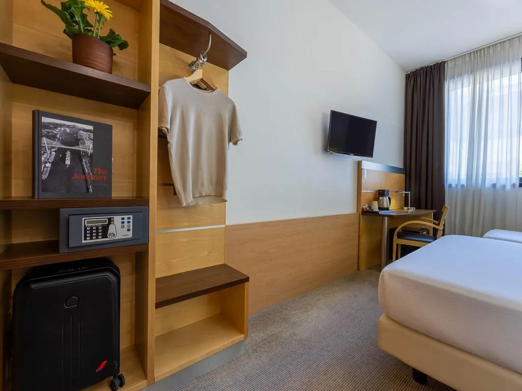 TRIPLE STANDARD Room, iH Hotels Milano Gioia, Milan