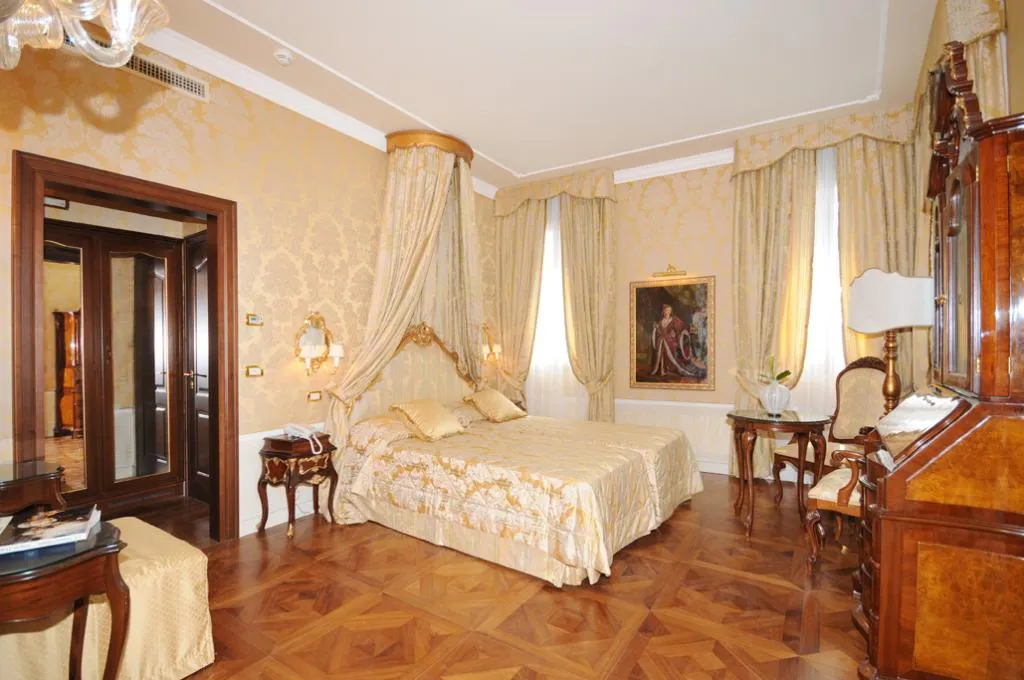 JUNIOR SUITE CANAL VIEW Room, Canal Grande, Venice