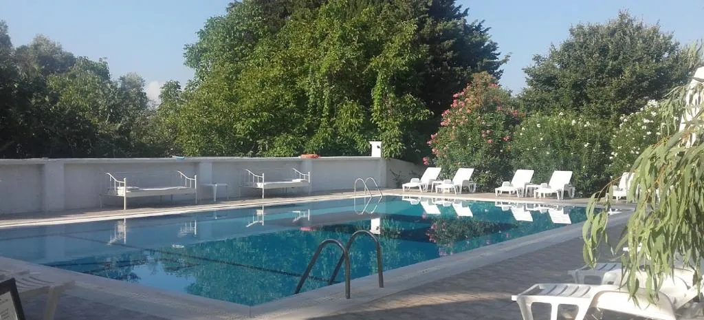 Pool, Milton, Corfu