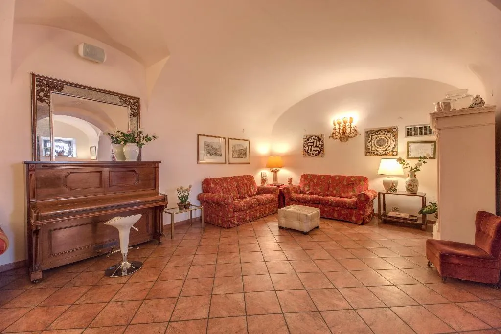 Lobby, Corona, Rome