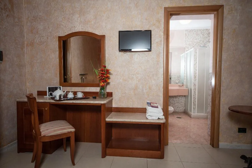 Room, La Pace, Naples