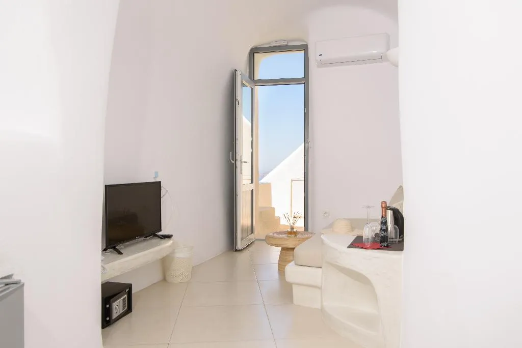 JUNIOR SUITE WITH VIEWS Room, On The Cliff, Santorini