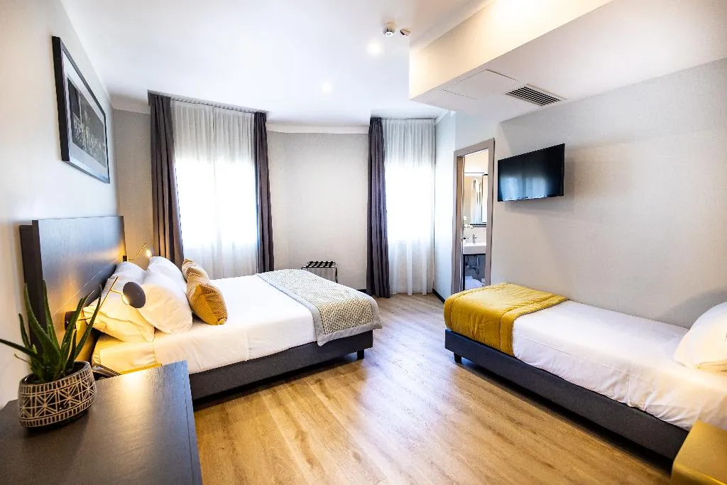 QUADRUPLE DELUXE Room, The Cross, Rome