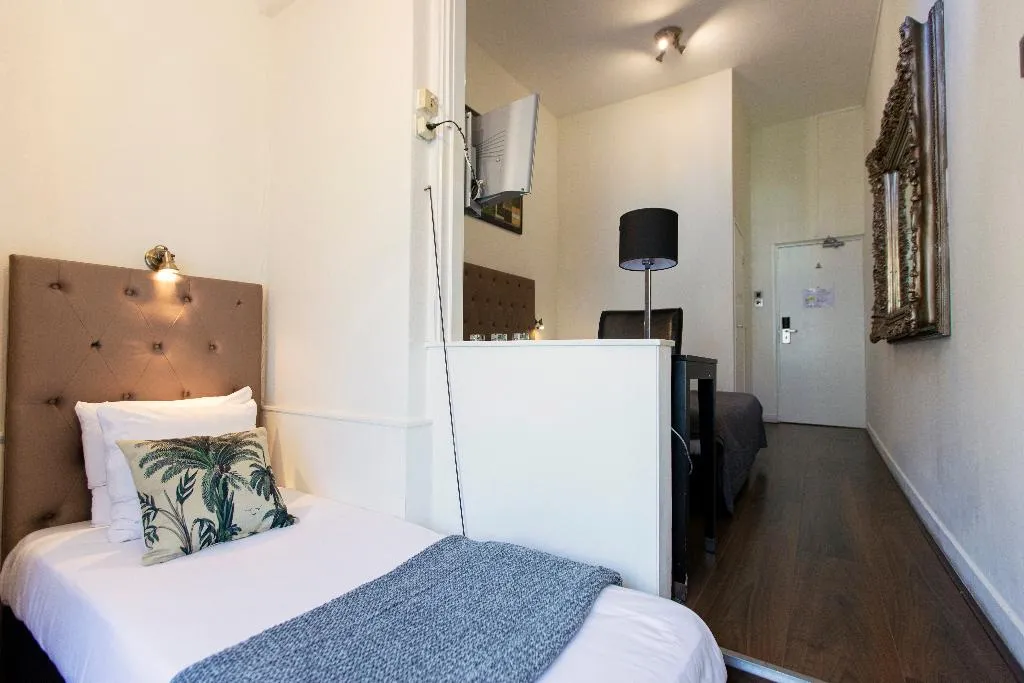 TRIPLE STANDARD Room, Quentin England Hotel, Amsterdam