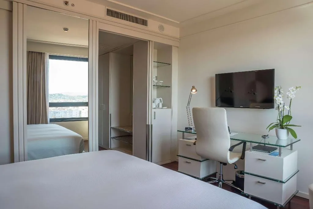 DOUBLE GUEST ROOM KING BED Room, DoubleTree by Hilton Florence Metropole, Florence