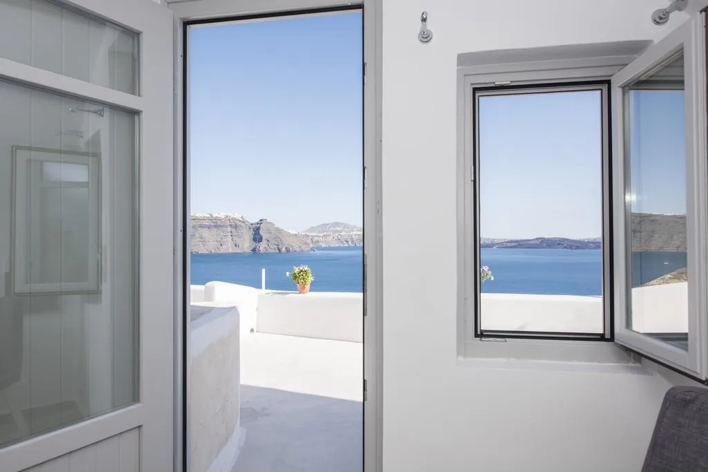 Lobby, Ambition, Santorini