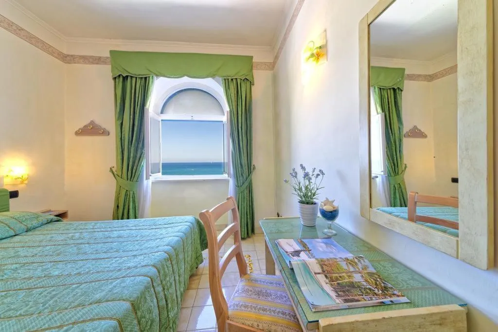 Room, Punta Imperatore, Naples