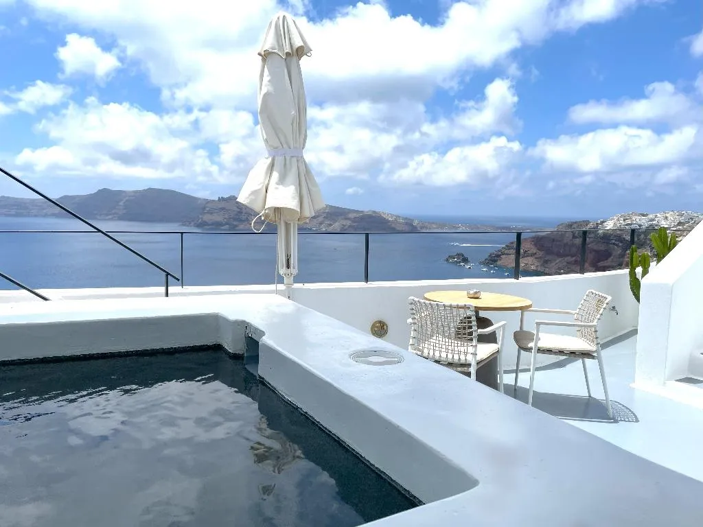 HOUSE WITH JACUZZI Room, IKIES Santorini, Santorini