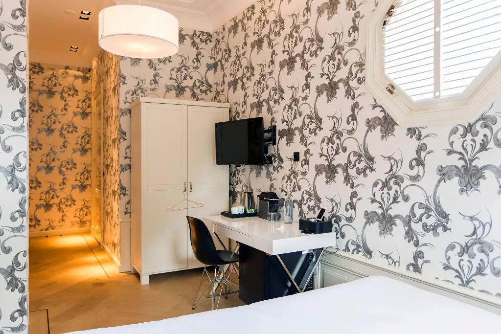 DOUBLE CANAL VIEW Room, Amsterdam Canal Hotel, Amsterdam
