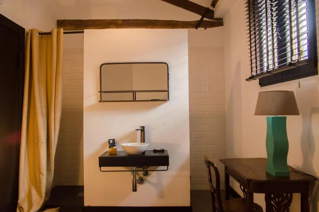 Room, Lanave, Madrid