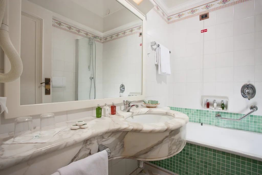 Double or Twin STANDARD Room, Grand Hotel Ambasciatori, Naples