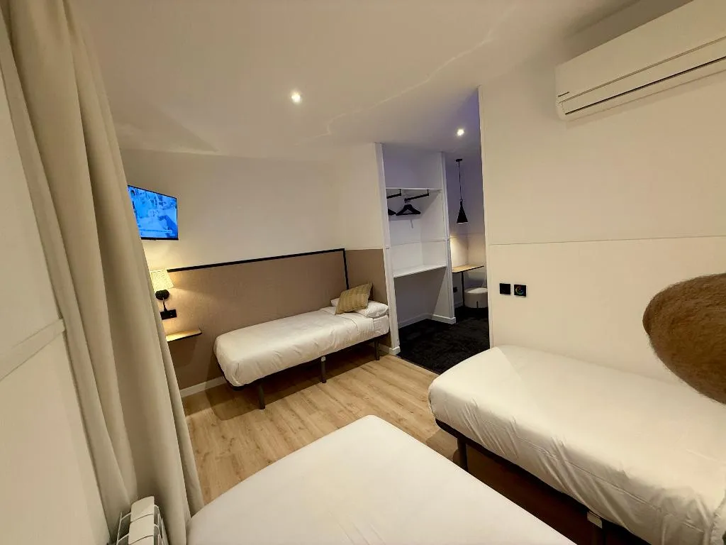 TRIPLE WITH BALCONY WITH VIEWS Room, Mucho Madrid, Madrid