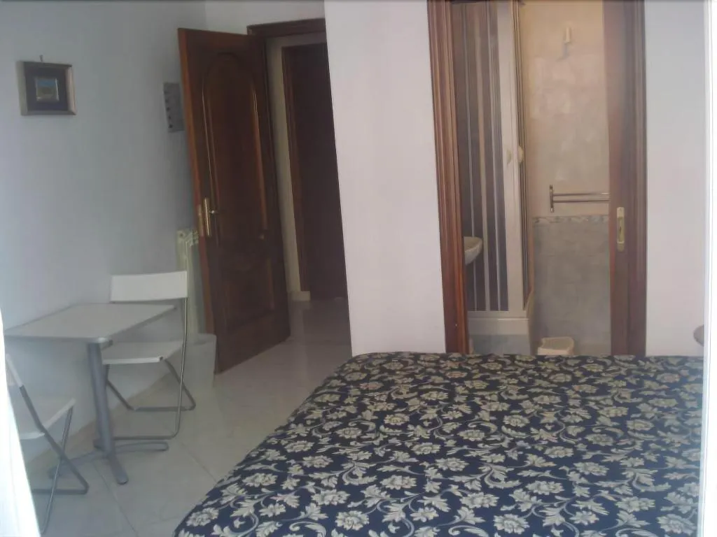 Room, Cinquestelle, Naples