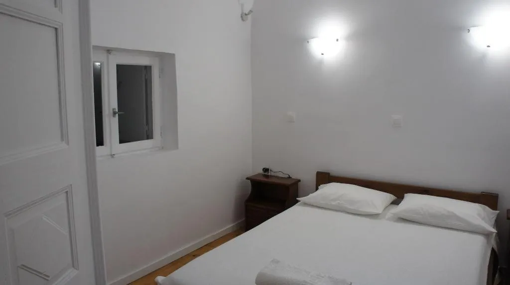 Room, Marcos Rooms, Santorini