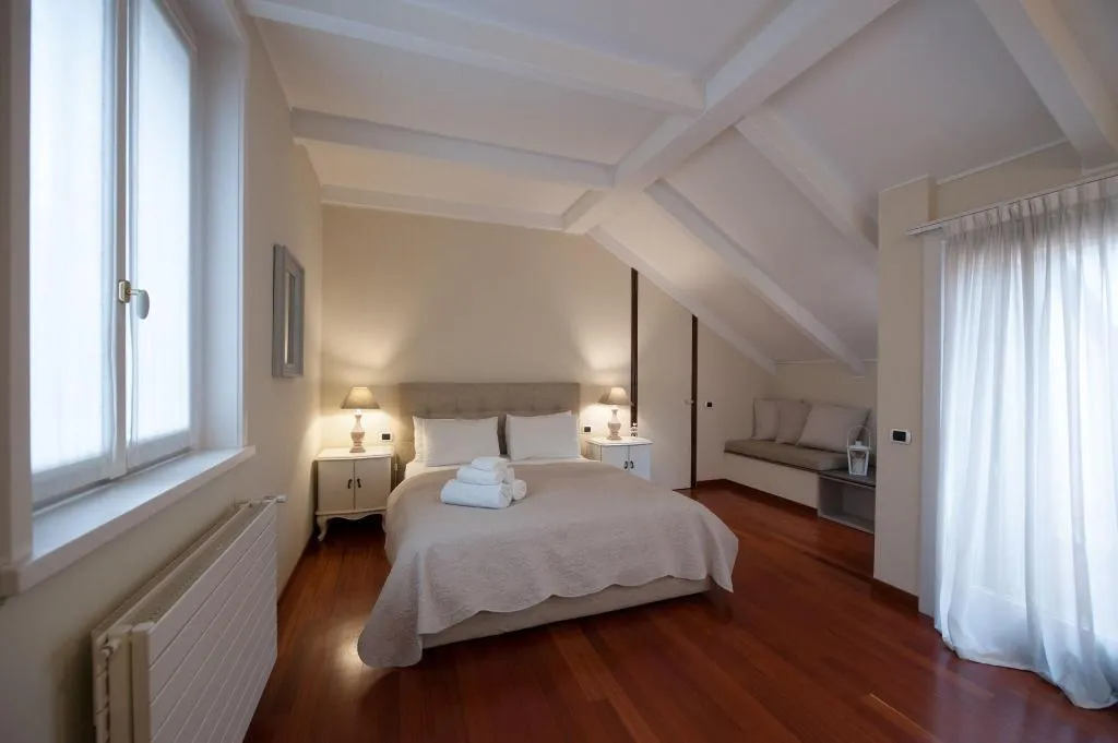 Room, Thea Monza, Milan