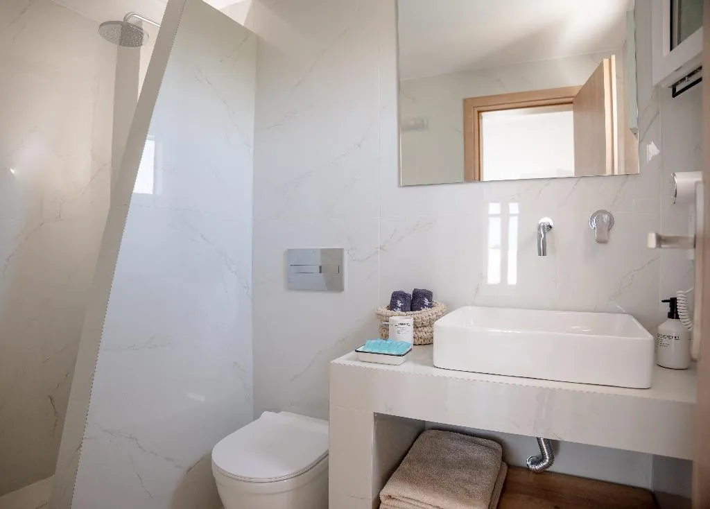SUITE TWO BEDROOMS TWO BATHROOMS Room, Kýma Perissa, Santorini