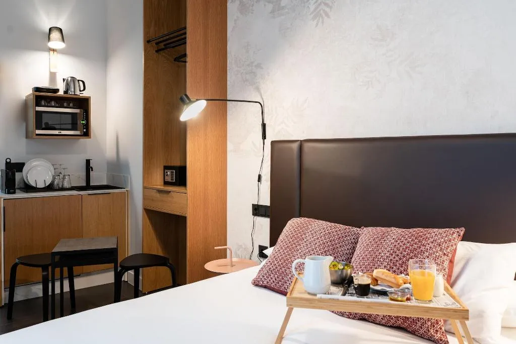 Room, Welldone Quality-Crystal Pool, Seville