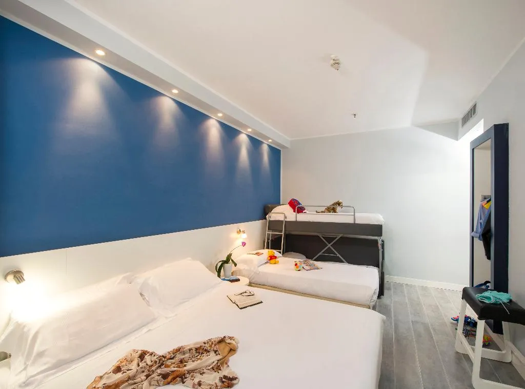 FAMILY ROOM CAPACITY 5 Room, Neo Hotel, Milan