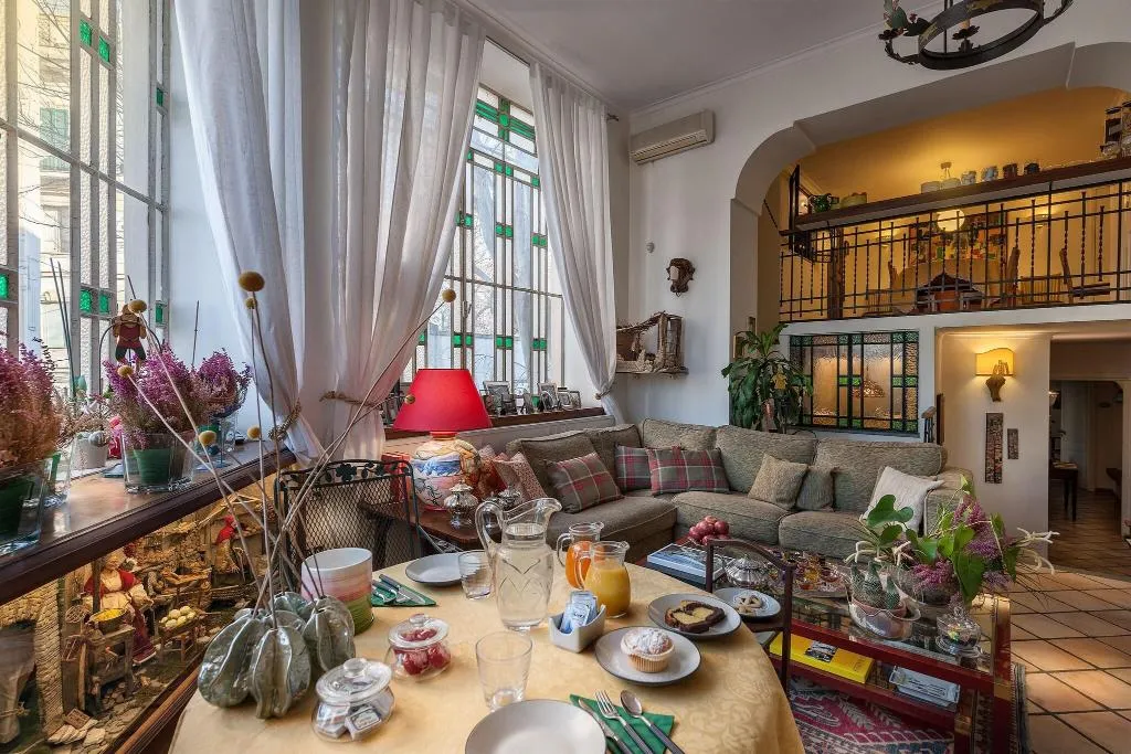 Lobby, Week-end a Napoli, Naples