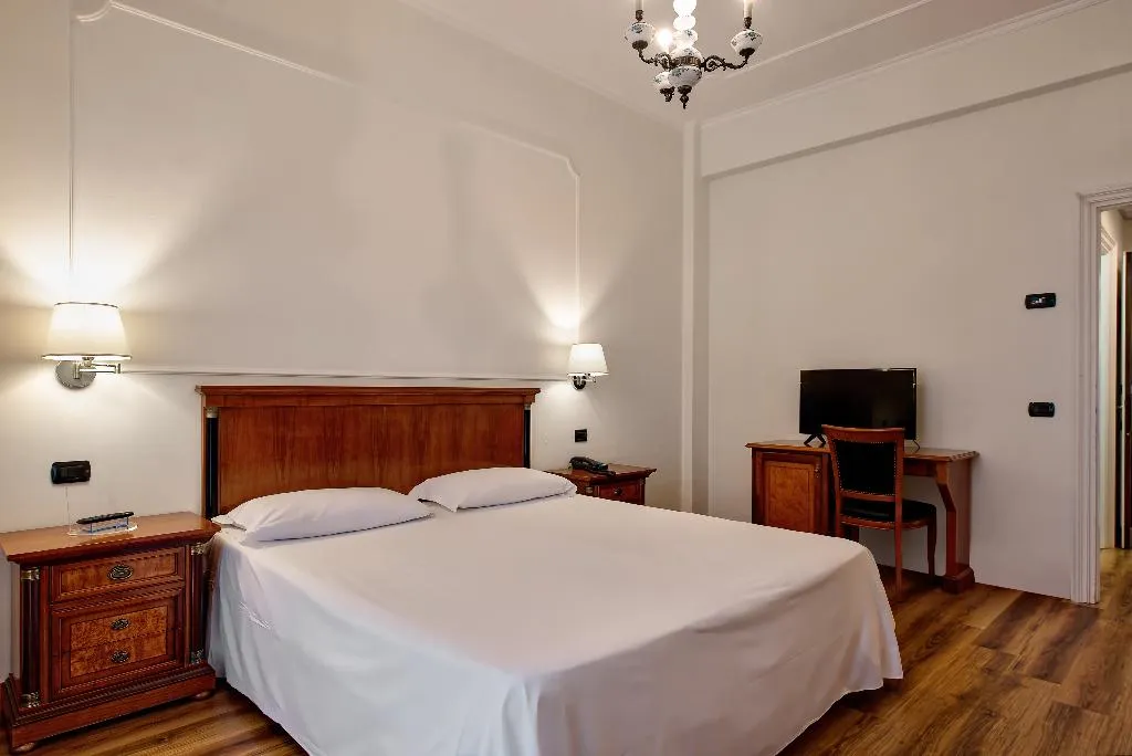 Double or Twin CLASSIC WITH BALCONY Room, Majestic Palace, Naples