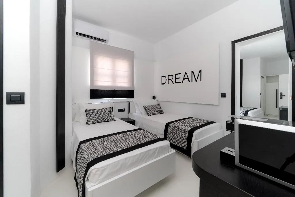 FAMILY ROOM TWO BEDROOMS TWO BATHROOMS Room, Divelia, Santorini