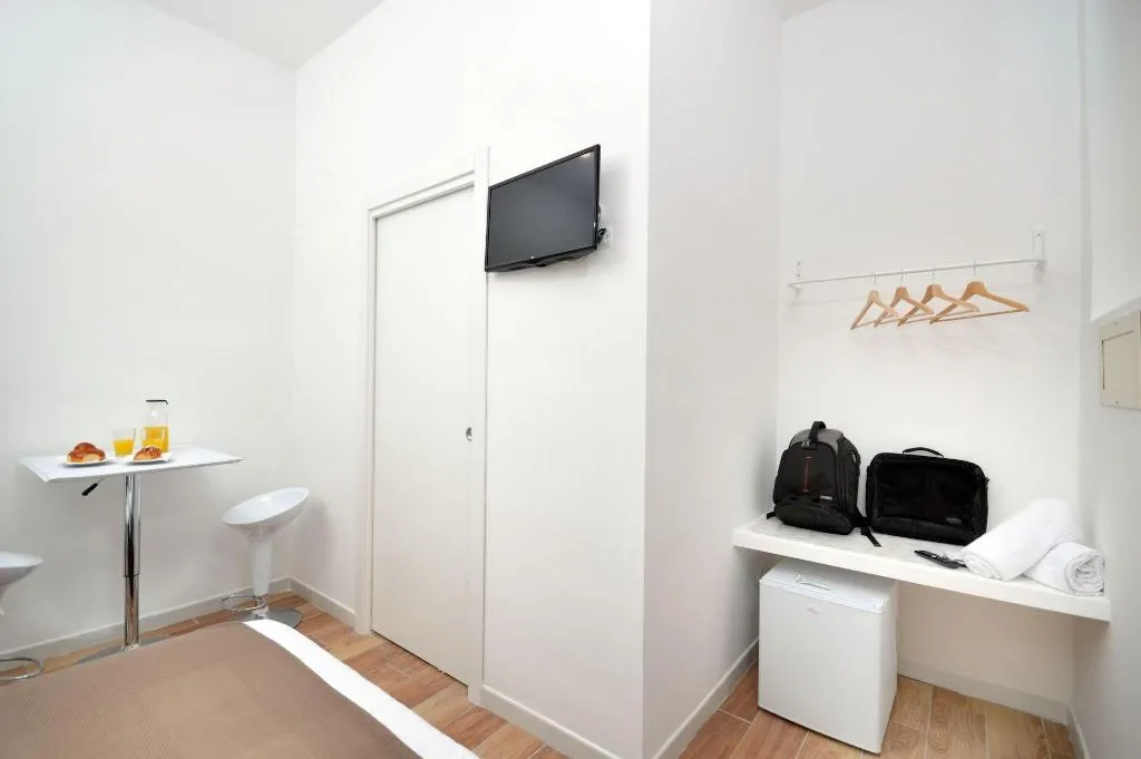 Room, B&B Central Station Napoli, Naples
