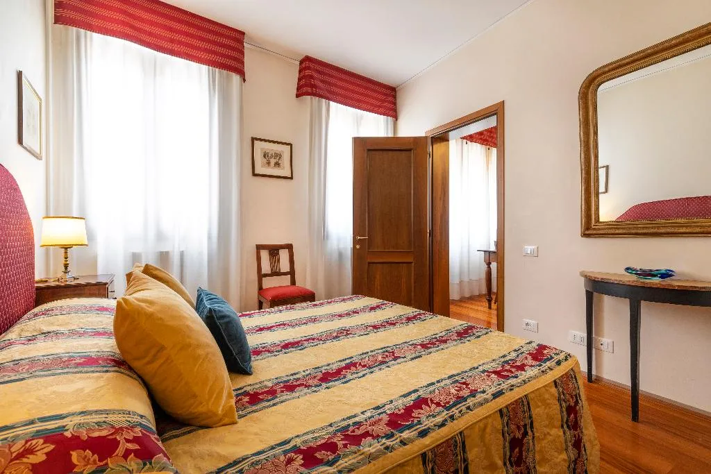 APARTMENT CANAL VIEW Room, Palazzo Schiavoni Residenza d'Epoca, Venice