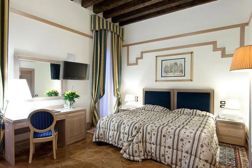 TWIN SUPERIOR Room, Foscari Palace, Venice