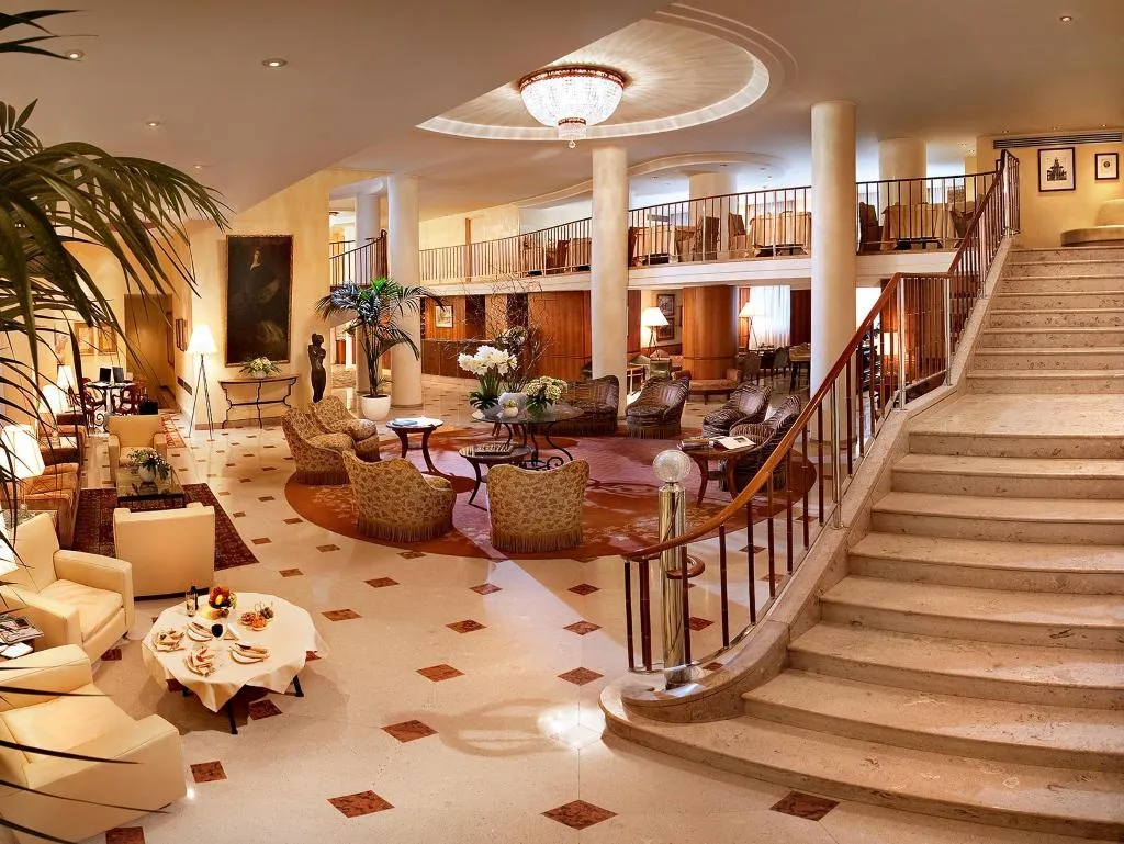 Lobby, Cavour, Milan