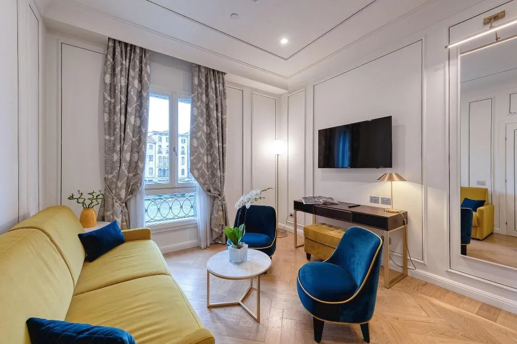 SUITE KING SIZE BED Room, H10 Palazzo Canova, Venice