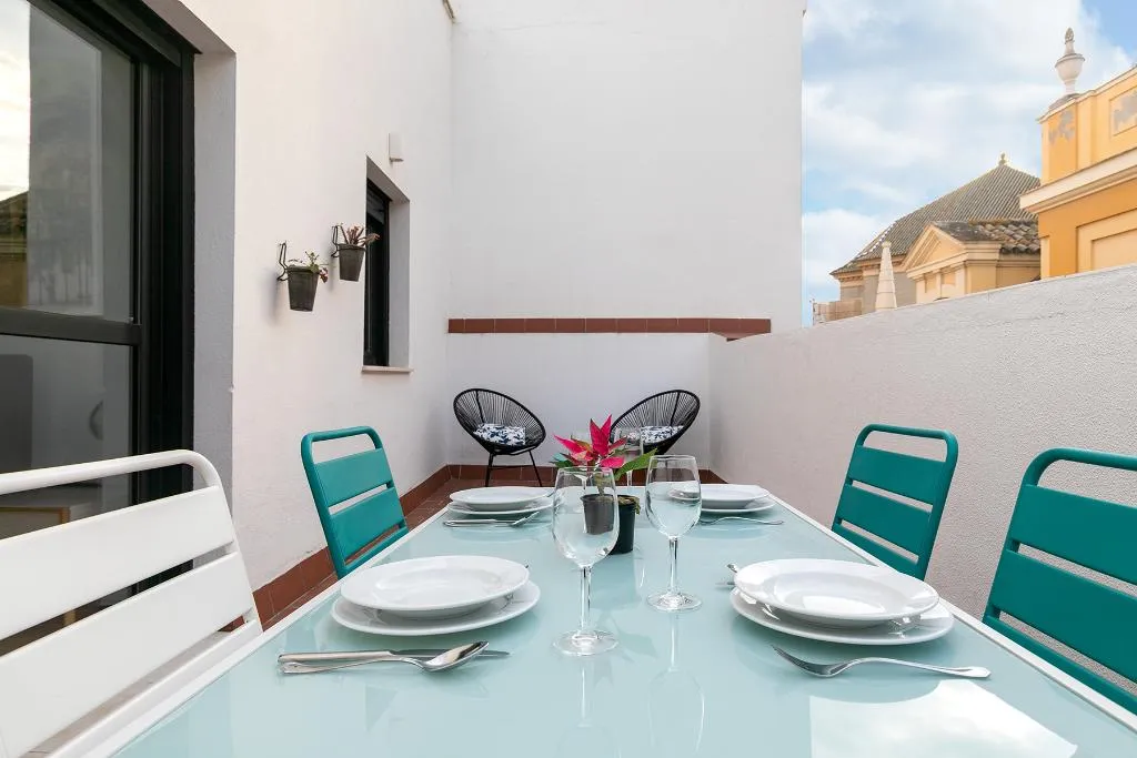 APARTMENT TWO BEDROOMS WITH TERRACE Room, Holiday Rentals Tempa Museo, Seville