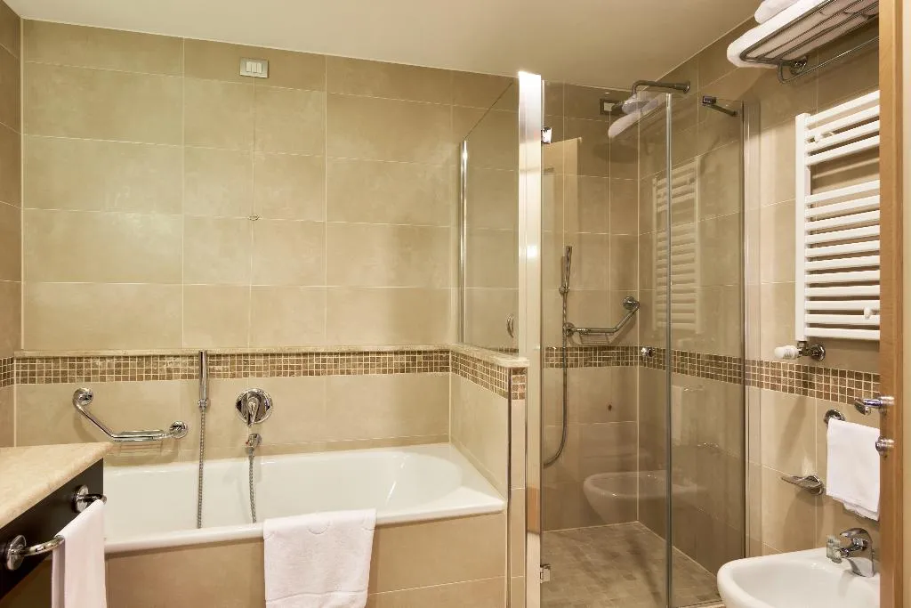 DOUBLE SUPERIOR Room, Unahotels Varese, Milan