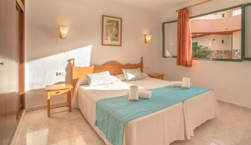 Room, Apartamentos Lentiscos by MIJ, Menorca