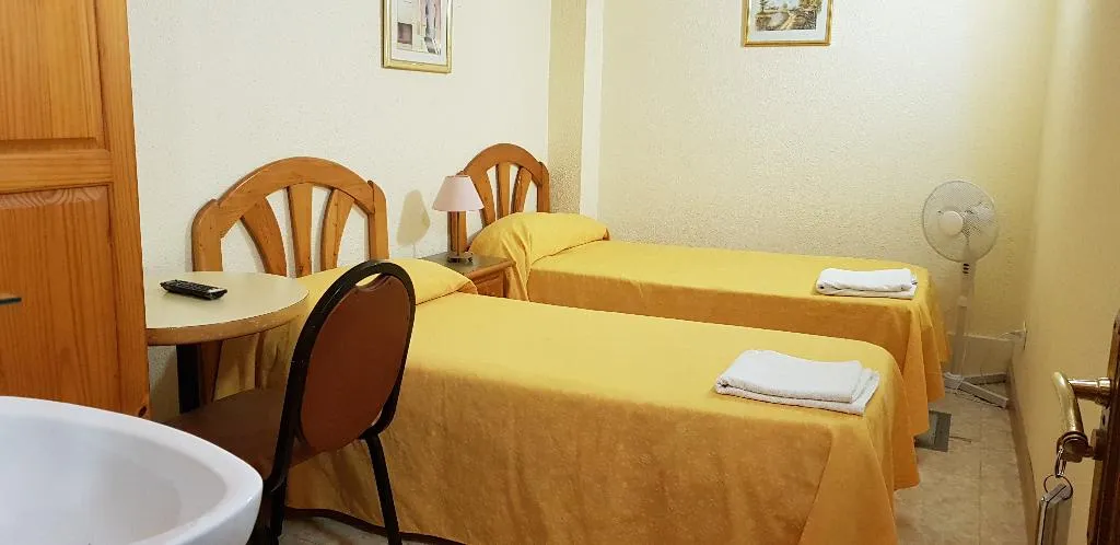 Double or Twin WITH SHARED BATHROOM Room, Cuatro Caños, Madrid