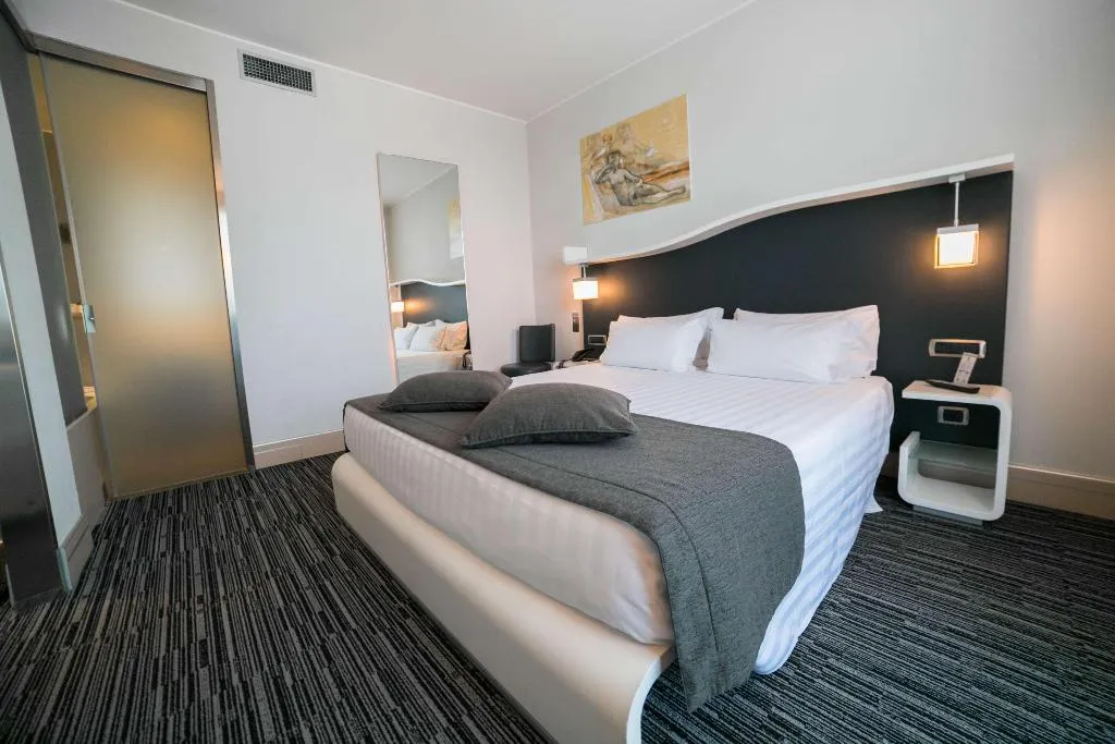 JUNIOR SUITE KING SIZE BED Room, Best Western Premier Hotel Royal Santina, Rome