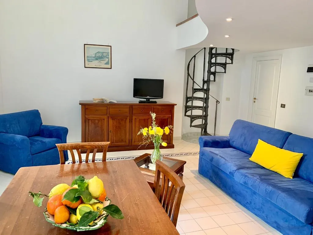 APARTMENT CAPACITY 2 Room, Antico Palazzo Scala, Naples